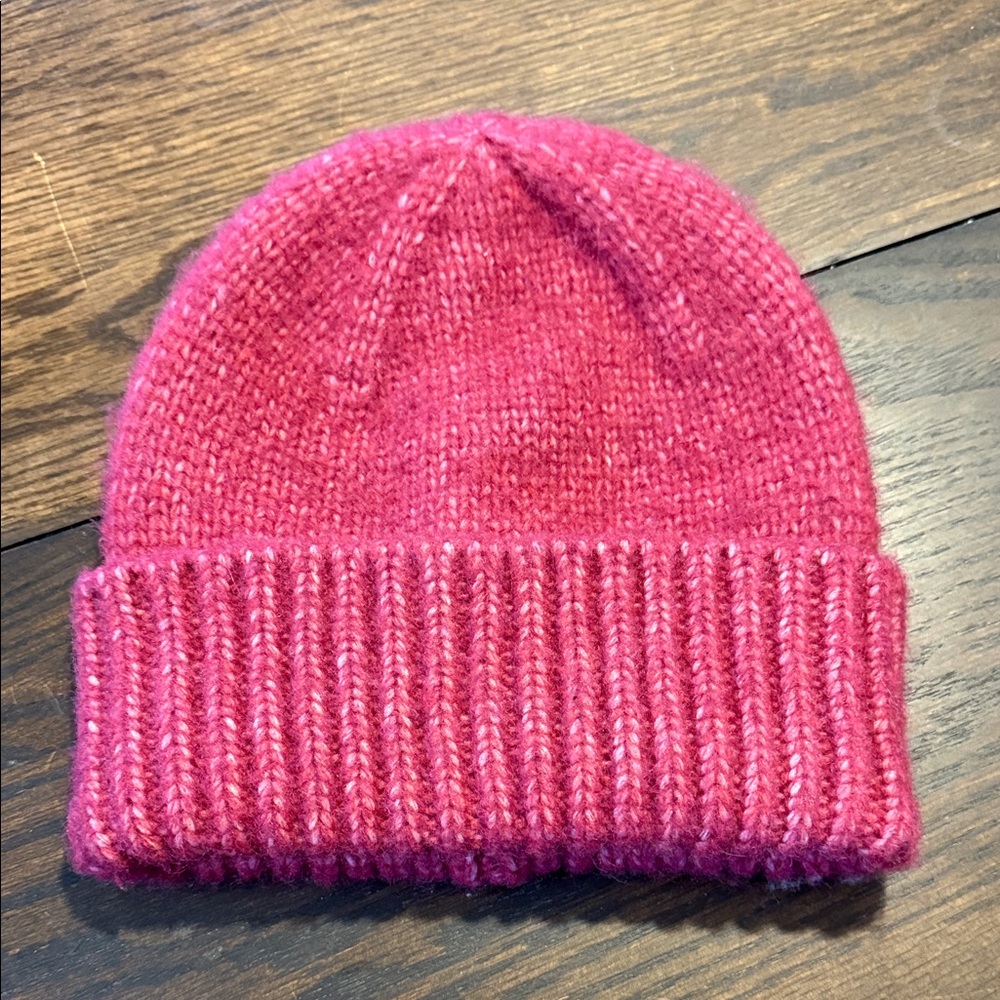 Women’s Cozy magenta Knit Beanie